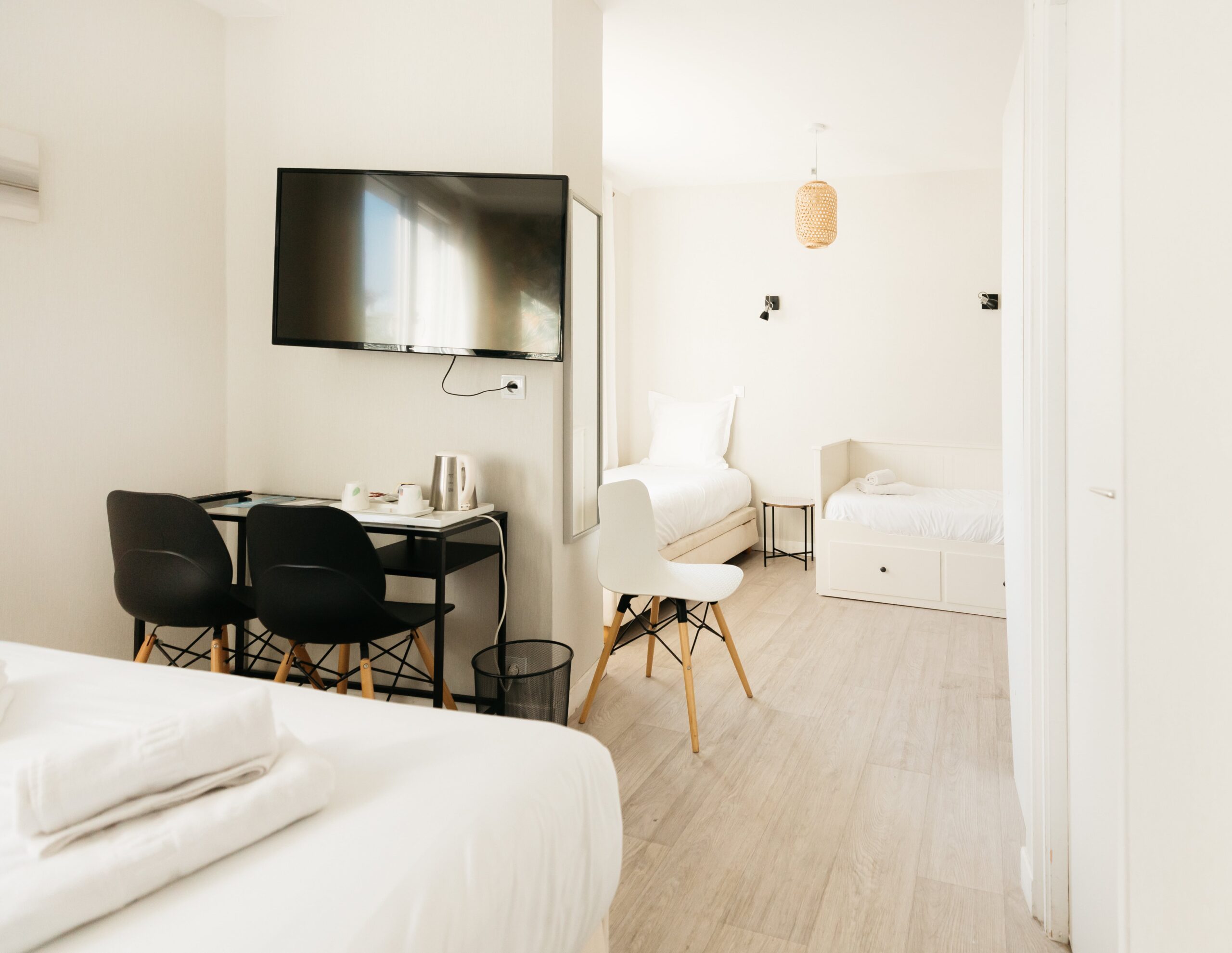 chambre double tv min scaled